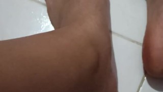 NECESITO UN ESCLAVO-FEET WORSHIP SPANISH-TRAMPLING-FEMDOM