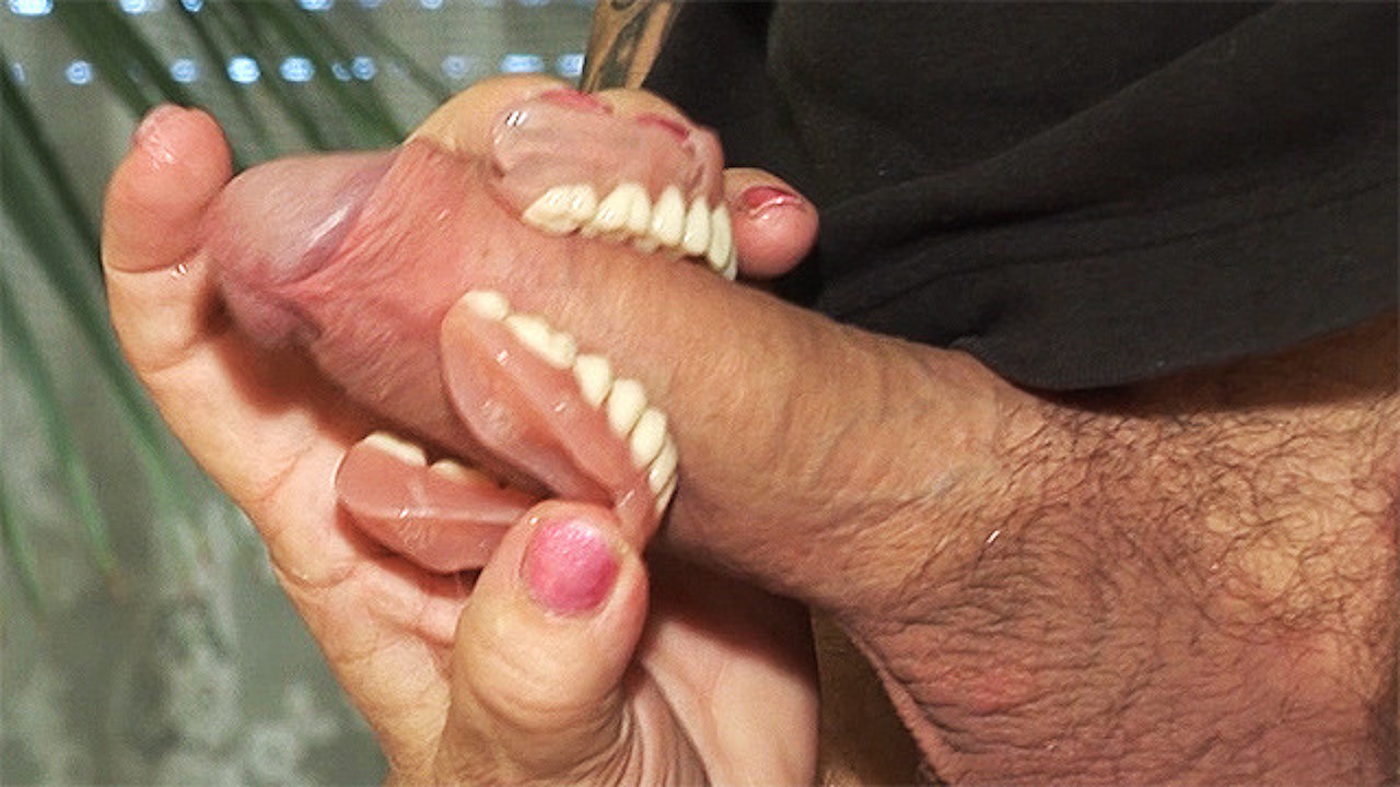 mamada sin dientes con mamá de 74 años