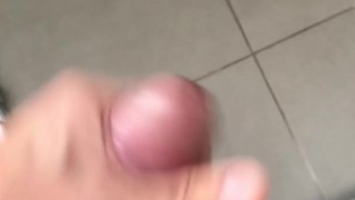 Punheta com gozada imensa com empregada olhando