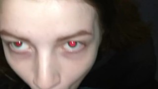 Школьница страстно отсосала в подъезде после прогулки