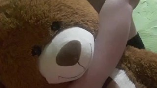 Bebota juega con oso. Pide verga a gritos para su culo grande