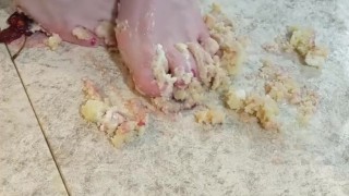 Cake crushing 