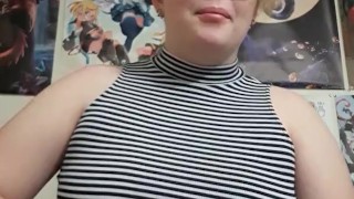 Electra é uma empregada latina excitada com bunda e peitos grandes, que provoca com mini shorts