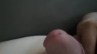 masturbándose mientras su madre no esta en casa