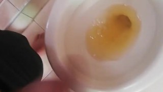 Orino su cara me la follo en el baño publico