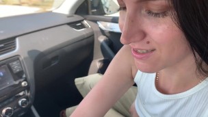 Hot brunette sucked the driver's cock in the car ,and he finished it in her mouth