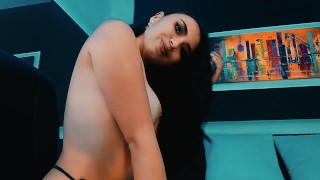 colegiala ardiente se graba bailando con su nueva tanga