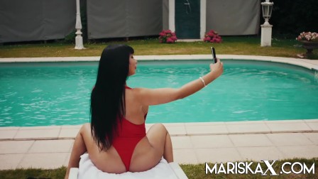 MARISKAX Valentina Ricci ass fucked by the pool guy
