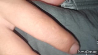Joven arrecho juega con su polla gorda y venosa en 4K-HD digital