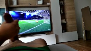Una Rica mamada mientras jugamos al FIFA 20