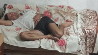 I listen to the radio before dinner.