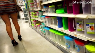 Mini jupe MILF sans culotte en publique