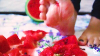 Velvet schiaccia il cocomero e si sporca i piedini