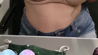 Teen aus Österreich zeigt im Zug ihre Riesentitten (öffentlich) - DildoLove19
