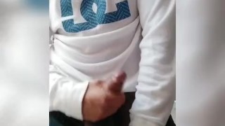 Chico se masturba en público