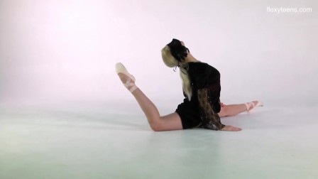 Nude ballerina Manya Baletkina super hot flexible teen