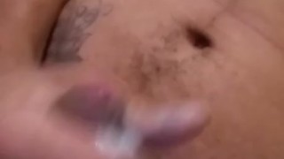 Cubano masturbandose en la ducha