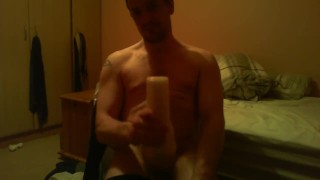 私が射精するまでフェルシュの光をファックしているポルノを見て椅子に座っている Watashi ga shasei suru made ferushu no hikari o fakku shite i