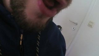 Lusttropfen vom eigenen Schwanz - Precum abgeleckt, probiert und brav geschluckt :-P