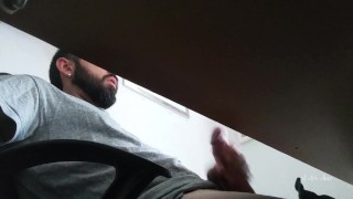 Me masturbo con mi familia en casa
