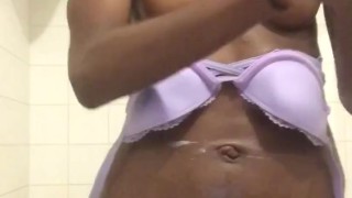 Douche fini, creme sur le corps, petit twerk que demander de plus ? 