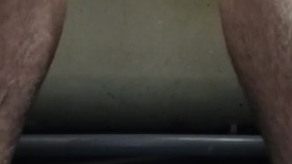 Испытываю сильный сквирт от дилдо и мучаю свои соски прищепками 