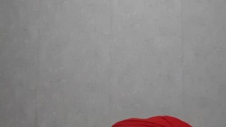 Сексуальный парень дрочит большой член после колледжа