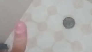 Señor hetero curioso me enseña su verga cuando se baña