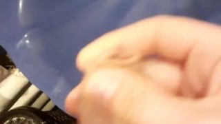 Парень дрочин и быстро кончает в трусах