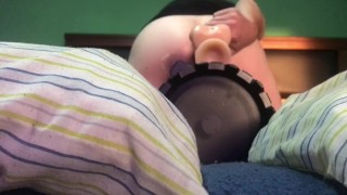 Jovencito caliente solo en la habitación