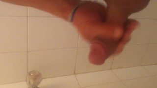 Latino masturbándose en baño 