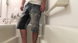 ジーンズで大量お漏らしおしっこ Pee leaking a lot with jeans