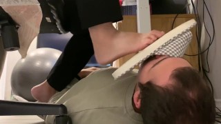 Girlfriend’s stinky feet smelled under desk