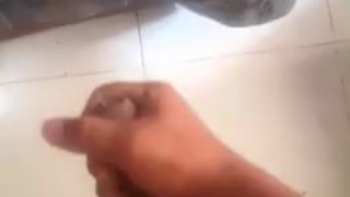 Cubano masturbandose en el baño