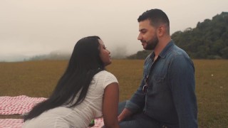 Mi esposo me llevó al patio a un picnic y terminó comiéndose mi gran trasero