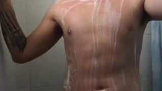 Solo masturbacion masculina en la ducha. Joven hombre tatuado con la verga del diablo buscando chica