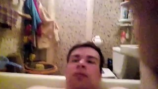 Сосет сам себе дрочит ногами лижет ноги в ванной self suck autofellatio self footjob