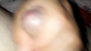 Дрочит член,кончают на сиськи