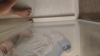 Orinando en la ducha después de correrme. Peeing in the shower