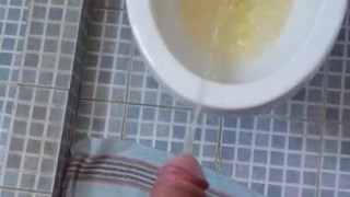 heterosexual orinando en la mañana con media erección.