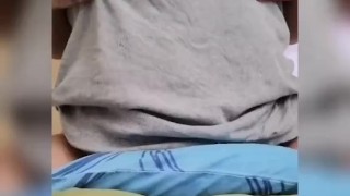 Gimiendo mientras monto un dildo