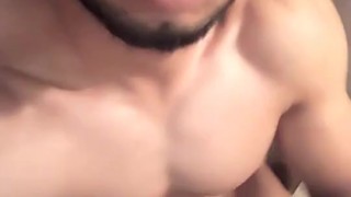 joven musculoso con una polla grande masturbandose en la ducha