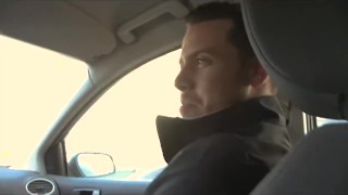 Julian caza a una joven de una ONG y se la folla para nosotros