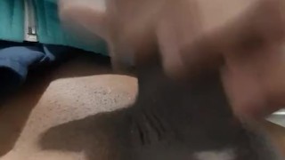 Me masturbo solo en casa