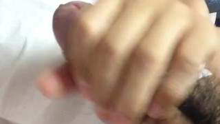 ビクビクと脈動しながら射精する変態チンポ