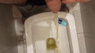 Pissing in the toilet. Писаю и массирую головку члена. Оближи мои пальцы...