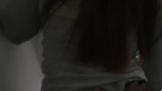 En el baño de su trabajo, que rica putita