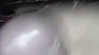 Camarero en baño de hotel