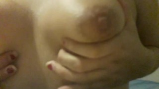 Manoseando mis tetas para ti