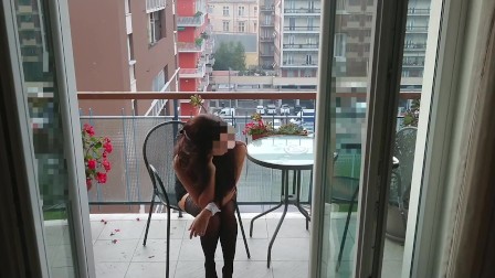 amateur girl masturbate on the balcony in front of all the world and she almost get caught